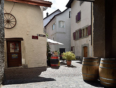 De jour comme de nuit, on ne se lasse pas de découvrir les maisons typiques et les ruelles en clair-obscur du bourg.