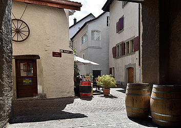 De jour comme de nuit, on ne se lasse pas de découvrir les maisons typiques et les ruelles en clair-obscur du bourg.